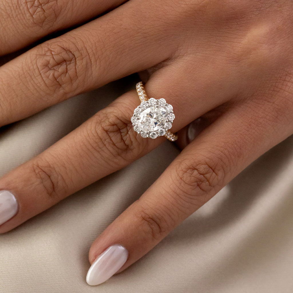 Oval halo engagement ring